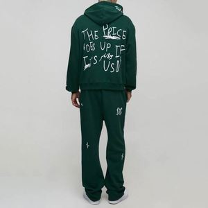 Sudadera con Capucha y Pantalones Deportivos Verde Oscuro con Estampado de Grafiti, Diseño Gráfico Personalizado, Conjunto Deportivo de Dos Piezas para Hombre - Product Image 2