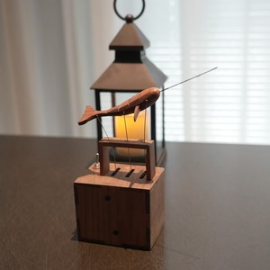 Stile Musicale 'Canto degli Uccelli' - Balena in Legno Fatta a Mano, Regalo Creativo per Compleanni e Festività, Giocattolo Elettrico Decorativo da Tavolo - Product Image 1