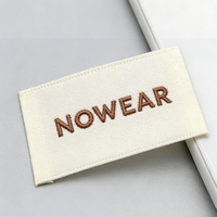 Étiquettes de vêtements personnalisées en polyester tissé écologique, étiquettes d'entretien brodées, sérigraphiées, étiquettes de marque carrées centrales