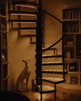 Escalier en colimaçon avec marches en bois éclairées par LED, escalier courbé intérieur pour projet résidentiel de luxe
