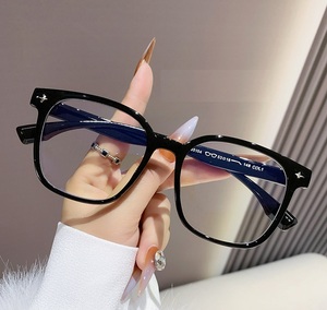 Nuovi Occhiali Ultraleggeri con Montatura Quadrata per Uomo e Donna, Lenti Marroni Anti Luce Blu, Occhiali Piatti Leggeri - Product Image 1