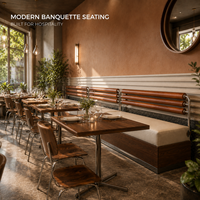Ensemble banquette triple avec coussins en cuir cognac et crème, base en bois foncé, structure en métal argenté, table carrée et chaises