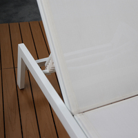 Chaise longue d'extérieur élégante avec cadre argenté et dossier multi-positions en maille blanche pour piscine, patio et jardin