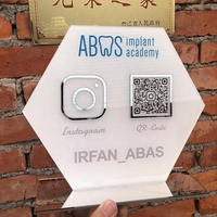 Panneau de médias sociaux avec l'icône dorée de Base Instagram Snapchat personnalisé acrylique plexiglas support de Table publicité d'affaires