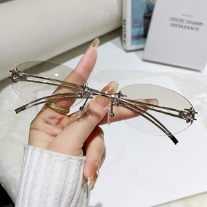 แว่นกันแดดทรงแคทอายสำหรับผู้หญิง กรอบโลหะสีเงิน ป้องกันรังสียูวี 400 แฟชั่น - Product Image 2