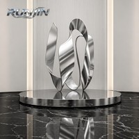 Sculpture en acier inoxydable abstraite en forme de ruban serpentin, base en marbre moderne, poli miroir, H180cm, forgée à la main, RUNJIN