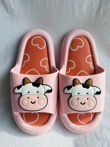 Ciabatte con Stampa Mucca Rosa da Donna 36-41, Suola in EVA Ammortizzata, Per Tutte le Stagioni, Punta Aperta, Tomaia in PVC, Fodera in PU - Product Image 1