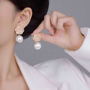 Boucles d'oreilles clous personnalisées en cuivre doré avec grosses perles, design floral géométrique simple et élégant, cadeau parfait, très prisées - Product Image 2