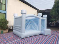 Structure gonflable commerciale blanche pour événements, avec toboggan sportif et équipement de divertissement