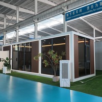 Espace extérieur préfabriqué contemporain avec façade à lattes et porte en panneaux de verre pour projet de conception d'hébergement en milieu agricole ou touristique