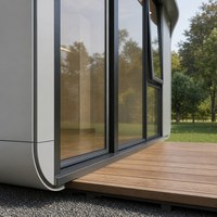 Maison d'hôtes mobile en structure acier avec terrasse à double niveau et vitrage panoramique