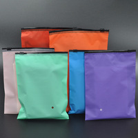 Sacs d'emballage pour vêtements antistatiques à fermeture coulissante imprimés sur mesure, colorés, avec fermeture éclair lisse, résistants aux déchirures, pour chaussettes et chaussures