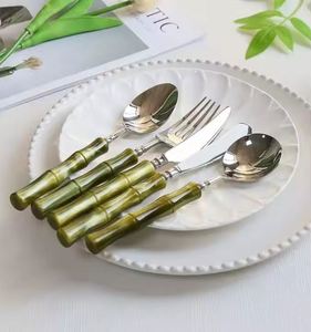 Ensemble de couverts de luxe moderne avec manche coloré, couteau et fourchette en acier inoxydable, couverts réutilisables, cuillère en bambou - Product Image 2