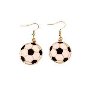 Boucles d'oreilles créatives au design football, en alliage de zinc plaqué or, durables et polyvalentes, accessoire unisexe pour les fans de <span class=keywords><strong>sport</strong></span> et les soirées. - Product Image 2