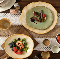Vente en gros de vaisselle élégante et durable de style vintage pour restaurant et maison, assiettes et bols en céramique irréguliers