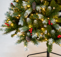 Künstlicher Stehender Weihnachtsbaum 2,3m Vorbeleuchtet Schneebedeckt Vorgedekoriert mit Roten Beeren Tannenzapfen Warmweiße LED-Beleuchtung für Zuhause und Feiertage