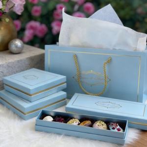 Caja <span class=keywords><strong>de</strong></span> Regalo <span class=keywords><strong>de</strong></span> Cartón Blanco con Logotipo Estampado en Lámina Dorada Personalizada para Dulces y Chocolates - Product Image 1