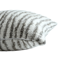 Coussin texturé teint en fil David, gris brume mat, à rayures irrégulières, en mélange de lin, décoration simple et intemporelle pour canapé, chambre et maison