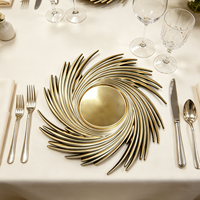 Assiettes de présentation dorées en PP durables de 13 pouces, style américain, motif tourbillon, couleur personnalisée, vente en gros directe usine pour fêtes et mariages