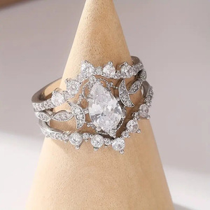 Set di Tre Anelli Scintillanti con Corona e Zircone a Goccia per Donne, Gioielli per Matrimonio e Fidanzamento - Product Image 3