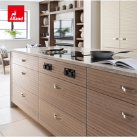 Armoires de cuisine Alland sur mesure en chêne rainuré horizontal, avec vitrine en bois, métal et verre, et plan de travail en marbre ou quartz
