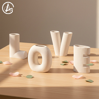 ARM LVG Vase floral en céramique blanche, finition mate, en porcelaine romantique, à texture rayée, en forme de lettre, pour décoration artistique de mariage et de la maison