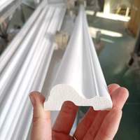 Différents types de moulures couronnées pour l'installation au plafond Plinthe de décoration
