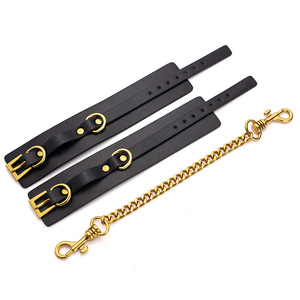 Menottes sexy en cuir noir avec boucle dorée pour bondage et domination, usage adulte - Product Image 5