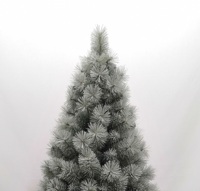Sapin de Noël artificiel à aiguilles longues et givrées, avec des grappes de pin denses, pour une décoration intérieure hivernale