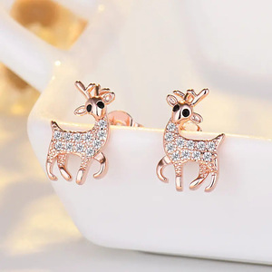 Orecchini a perno con cervo carino per donna, gioielli alla moda per le feste - Product Image 6