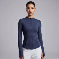 Veste Slim Femme Personnalisée OEM à Col Montant Entièrement Zippée avec Logo, Trous pour les Pouces, Coutures Princesse, Poches Latérales, Séchage Rapide pour Course, Pilates, Gym et Fitness