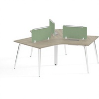 Bureau modulaire en forme de L pour 3 personnes, pour espace de travail collaboratif, avec structure de pieds partagée et solution d'alimentation personnalisée