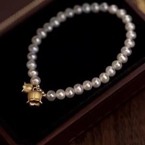 Bracelet en perles d'eau douce, simple, exquis, polyvalent, design cloche d'orchidée, cadeau de vacances pour petite amie, accessoire de bijoux - Product Image 2