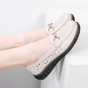 รองเท้าสวมสบายแบบใหม่สำหรับฤดูร้อน ดีไซน์โปร่ง ระบายอากาศได้ดี พื้นนุ่ม เหมาะสำหรับผู้หญิงวัยกลางคนและผู้สูงอายุ ไซส์ใหญ่ แบบสวม - Product Image 2