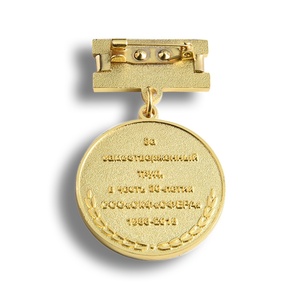 Medalla de Metal Dorada con Relieve y Amuleto, Diseño Personalizado para Recuerdo - Product Image 5