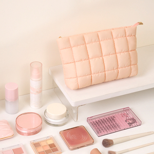 कस्टम लोगो टिकाऊ कुलीटेड पफी नायलॉन मेकअप बैग के साथ महिलाओं के लिए कस्टम लोगो टिकाऊ क्लुटेड पफी यात्रा कॉस्मेटिक पाउच - Product Image 2