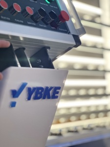 สายการผลิตกระจกฉนวน YBKE ขนาด 23000x2500x3500 มม. เครื่องเติมแก๊สอัตโนมัติ 43 กิโลวัตต์ สำหรับการแปรรูปกระจกอาคาร - Product Image 4