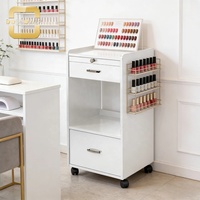 Table de manucure haut de gamme en marbre avec mobilier de salon de luxe et collecteur de poussière pour salon de beauté.
