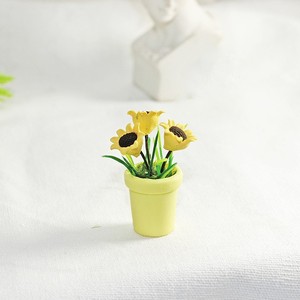 <span class=keywords><strong>Tournesol</strong></span> miniature <span class=keywords><strong>en</strong></span> <span class=keywords><strong>pot</strong></span> <span class=keywords><strong>en</strong></span> résine pour décoration de maison de poupée <span class=keywords><strong>Mini</strong></span> jouet modèle bricolage jouet éducatif pour maison de poupée - Product Image 5