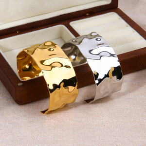 กำไลข้อมือไทเทเนียมสตีลลายตอกแบบกว้าง ชุบทอง 18K สแตนเลสสตีล ดีไซน์โดดเด่นไม่ซ้ำใคร ของขวัญเครื่องประดับสำหรับผู้หญิง - Product Image 1