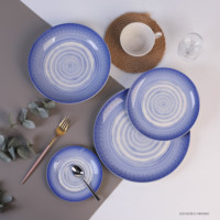 Service de table en céramique en grès nordique naturel moderne, bleu marée, texture tourbillonnée, assiettes et bols pour une présentation de table élégante