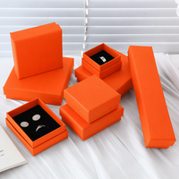 Boîte cadeau carrée en papier orange avec couvercle, impression offset 4 couleurs, design gaufré, taille personnalisée pour la Saint-Valentin et les bagues