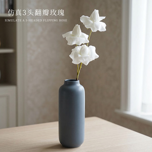 ดอกกุหลาบสามหัวประดิษฐ์ ซินเฉิงจื้อ สำหรับตกแต่งโต๊ะงานแต่งงาน - Product Image 1