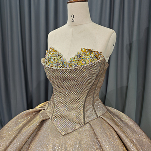 Robe de bal de luxe jaune doré avec appliques en dentelle et décolleté cœur, modèle 6642 - Product Image 4