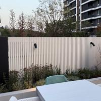 Panneaux de clôture en aluminium blanc de conception moderne sur mesure, 6 pieds, revêtement poudré, lattes verticales, clôture de jardin, terrasse de villa