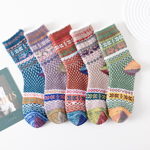 महिलाओं की मिड-ट्यूब फ्यूजी बुलबुल किनारे मोटी लाइन जातीय थंडर और रंग ब्लॉकिंग कॉर्डिक पैटर्न मोजे - Product Image 2