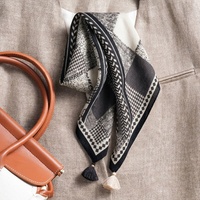 Syal Sutra Houndstooth Hitam dan Gading Khusus Wanita, Syal Kotak Geometris Bermotif Kotak-kotak dengan Rumbai 70cm, Dekorasi Tas