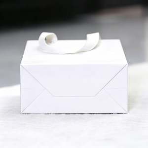 Bolsa de Compras de Cartón Blanco con Diseño Personalizable, Asas de Hilo de Algodón y Remaches, Plegable y Reutilizable - Product Image 5