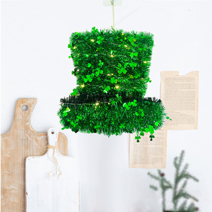 Décoration murale de fête en plastique vert avec breloque chapeau trèfle irlandais pour la Saint-Patrick - Product Image 1