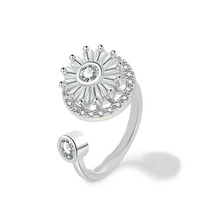 Bague tournante multibandes pour l'index, ornée d'une perle porte-bonheur, un accessoire élégant pour la chance.
